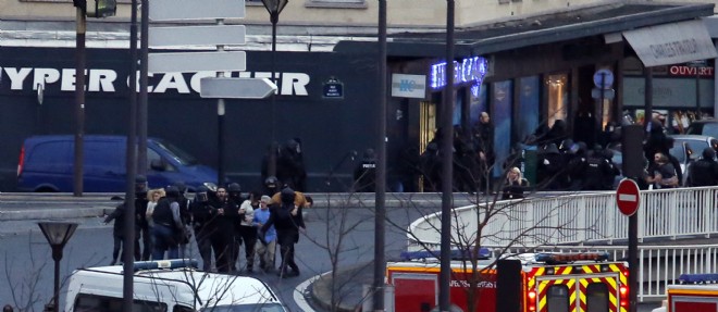Des otages evacues par la police apres l'assaut contre l'epicerie casher de la porte de Vincennes.