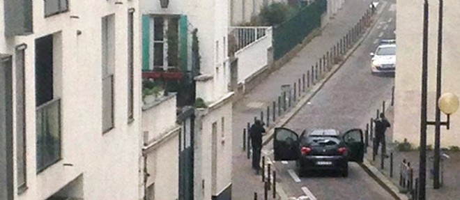 Les freres Kouachi face a la police devant "Charlie Hebdo", mercredi 7 janvier.