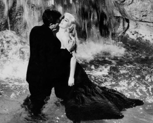 L'actrice suédoise Anita Ekberg (d) et l'acteur italien Marcello Mastroianni dans la fameuse scène de la fontaine de Trevi, tournée en 1960 par Federico Fellini dans "La Dolce Vita" ©  AFP/Archives