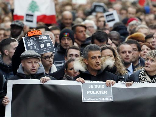 Des manifestants affichent être policiers lors de la marche républicaine le 11 janvier 2015 à Paris © Patrick Kovarik AFP