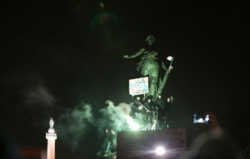 "Vite, plus de démocratie" inscrit sur la statue de la Liberté place de la République lors de la marche républicaine le 11 janvier 2015 à Paris © Joel Saget AFP