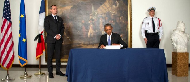 Barack Obama signe, a l'ambassade de France a Washington, le livre de condoleances en memoire des victimes de l'attentat, le 8 janvier 2015.