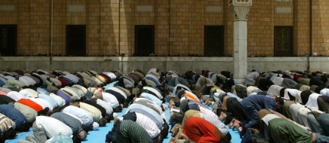 Des fideles priant dans une mosquee du Caire.