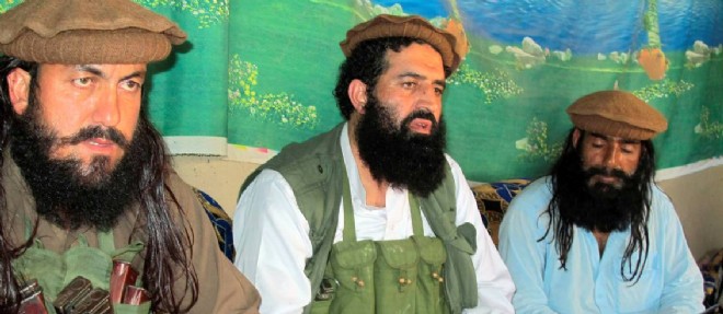 Shahidullah Shahid, l'ancien porte-parole des talibans pakistanais entoure de ses gardes du corps en 2014.