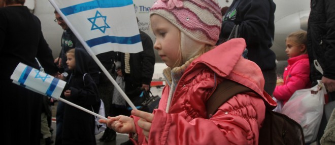 Une fillette arrive a l'aeroport Ben-Gourion a Tel-Aviv. En 2014, plus de 7 000 juifs ont fait leur alyah, un record historique.