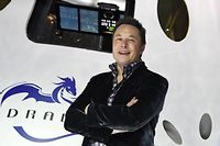 Elon Musk et la dernière génération de Dragon, le vaisseau de sa société SpaceX. ©Robyn Beck