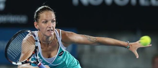 La Tcheque Karolina Pliskova frappant la balle face a sa compatriote Petra Kvitova en finale du tournoi de Sydney, le 16 janvier 2015