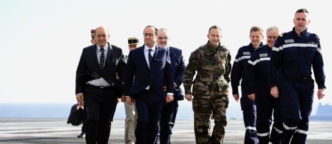 Francois Hollande veut "ralentir la baisse des effectifs dans les armees".