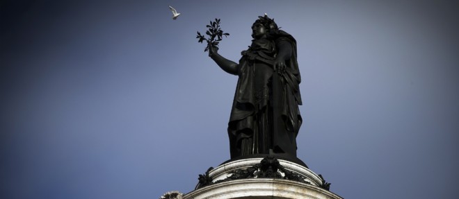 Place de la Republique, un stylo "Je suis Charlie" trone sur la statue.