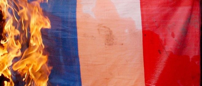 Un Drapeau Francais Brule Et Remplace Par Un Drapeau Marocain Le Point