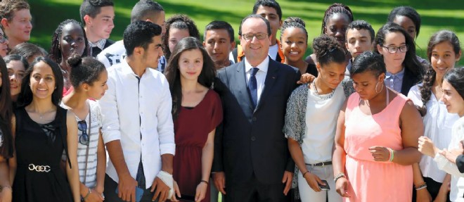 Francois Hollande accueille des collegiens des quartiers populaires de Marseille.
