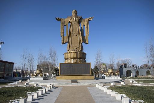 La statue de Confucius dans le parc d'attractions culturel de Beidahe, en Chine, le 12 decembre 2014