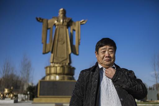 L'ancien général Dianming pose devant la statue de Confucius dans le parc d'attractions culturel de Beidahe, en Chine, le 12 décembre 2014 © Fred Dufour AFP