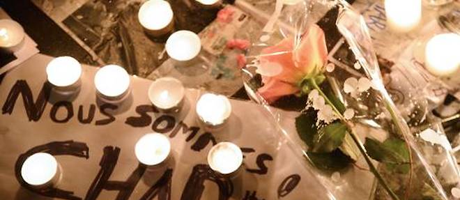 Des bougies et des fleurs deposees place de la Republique a Paris le 8 janvier 2015 en hommage aux victimes de l'attaque a Charlie Hebdo