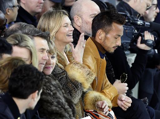Kate Moss (C) et l'ancien joueur de foot japonais Hidetoshi Nakata (D) assistent au défilé Louis Vuitton le 22 janvier 2015 à Paris © François Guillot AFP