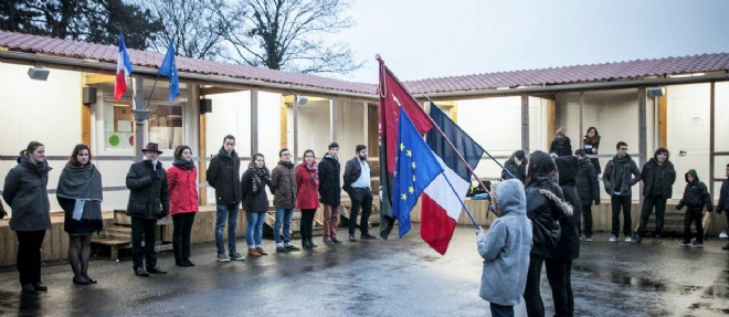 Levee de drapeaux a l'ecole Alexandre-Dumas, a Montfermeil, le 19 janvier.