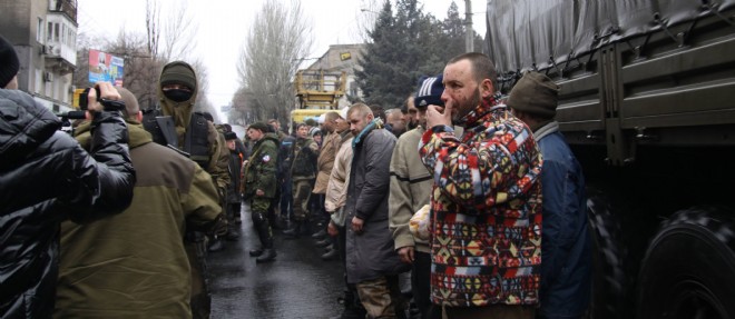 Des prisonniers de guerre exhibes a la foule, le 22 janvier 2015 a Donetsk.