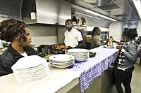 Dans la voiture-bar de La Gazelle, "train de prestige", les plats sont cuisines sur place. (C)Baudin Maounda