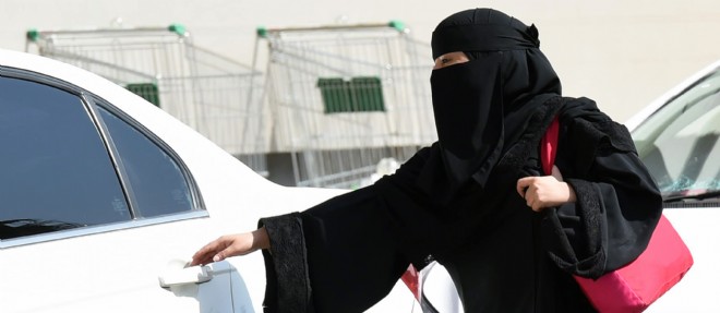 Une Saoudienne monte dans un taxi a Riyad, en octobre 2014.