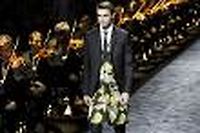 Mode hommes: smoking et baskets, l'&eacute;l&eacute;gance cool de Dior
