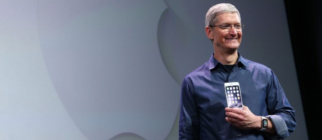 Le patron d'Apple Tim Cook avec un iPhone 6.