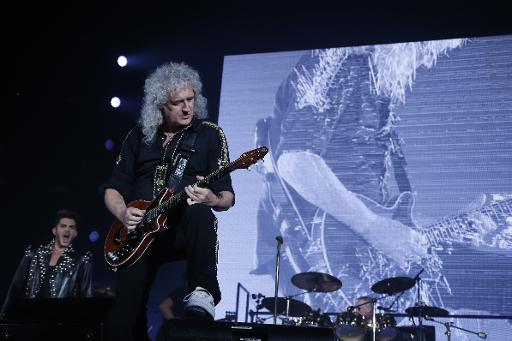 Le guitariste Brian May (2e d), membre d'origine du groupe Queen, le 26 janvier 2015 sur la scène du Zénith à Paris © Thomas Samson AFP