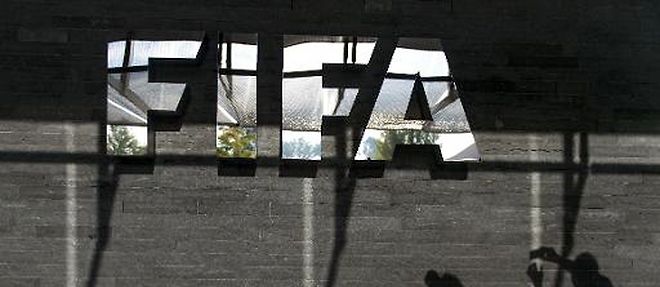 Le logo de la Fifa sur la facade de son siege a Zurich, le 4 octobre 2013