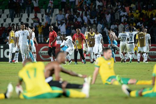 Les Sud-Africains, effondrés, après leur défaite face au Ghana, heureux d'atteindre les quarts de finale de la CAN, le 27 janvier 2015 à Mongomo ©  AFP
