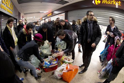 Une distribution d'aliments invendus a Courbevoie le 26 janvier 2015