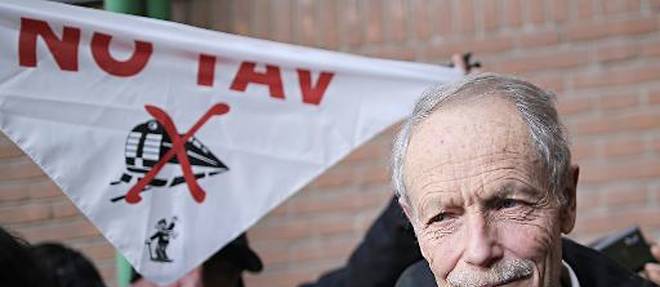 L'ecrivain italien Erri de Luca (droite) tient une banderole "No Tav" a Turin le 28 janvier 2015