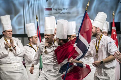 Le chef norvegien Orjan Johannessen celebre sa victoire aux championnats du monde de la gastronomie a Lyon le 28 janvier 2015 en tenant le drapeau national