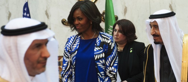 La premiere dame Michelle Obama posant mardi aux cotes du nouveau roi Salmane (a droite), au palais Erga de Riyad. 
