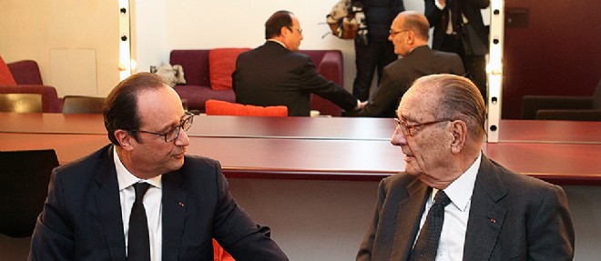 21 novembre 2014, Paris. Le president Francois Hollande salue son predecesseur a l'occasion du prix de la Fondation Chirac.