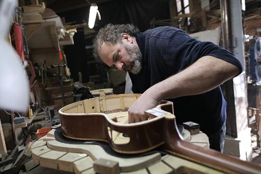 Le luthier italien Roberto Ceretti dans son atelier à Barge, près de Turin, le 22 janvier 2015 © Marco Bertorello AFP