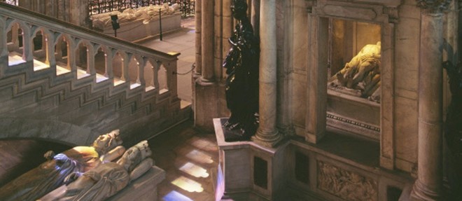 La basilique de Saint-Denis. Au premier plan : le tombeau de Henri II et de Catherine de Medicis.