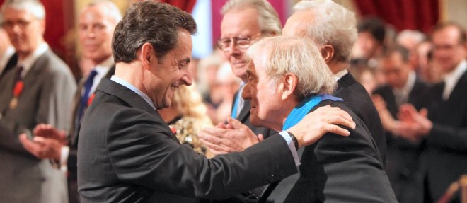Aldo Ciccolini fait commandeur de la Legion d'honneur par Nicolas Sarkozy, en mars 2012.