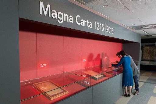 Les quatre derniers exemplaires originaux connus de la "Magna Carta" sont reunis le 2 fevrier 2015 a Londres, a l'occasion du lancement des celebrations des 800 ans de ce texte fondateur de la democratie et du droit constitutionnel modernes