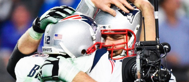 Le quaterback de legende Tom Brady celebre la victoire sur les Seahawks de Seattle avec un de ses equipiers des New England Patriots.