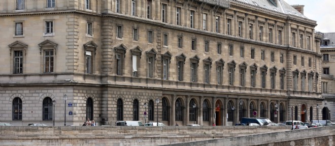 Le patron de la PJ parisienne Bernard Petit et trois autre policiers ou ex-policiers sont en garde a vue dans le cadre d'une affaire de violation du secret de l'instruction.