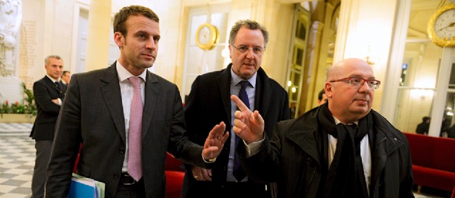 Le ministre de l'Economie, Emmanuel Macron, avec Richard Ferrand et Francois Brottes, les rapporteurs du projet de loi.