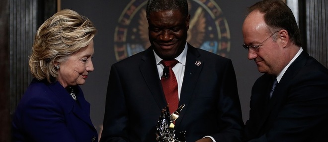Le Dr Mukwege recoit de Hillary Clinton un prix de sa Fondation pour la promotion des femmes dans la paix et la securite.