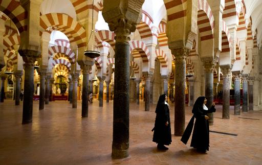 Deux nonnes se promenent dans la mosquee-cathedrale de Cordue, dans le sud de l'Espagne, le 14 octobre 2014