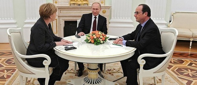 Le president russe Vladimir Poutine entoure de la chanceliere allemande Angela Merkel et du president francais Francois Hollande.