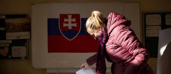 Une electrice depose son bulletin dans l'urne le 7 fevrier 2015 a Bratislava