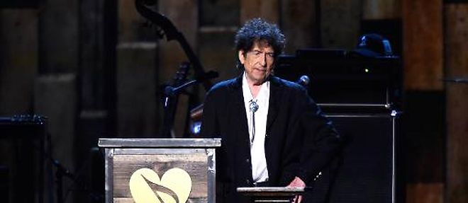 L'auteur-compositeur americain Bob Dylan fait un discours lors d'un gala donne en son honneur a Los Angeles, en Californie, le 6 fevrier 2015
