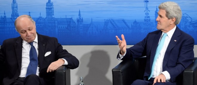 Laurent Fabius et son homologue John Kerry a la conference de Munich, dimanche 8 fevrier 2015.