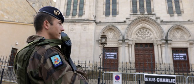 Militaire devant une synagogue de Bordeaux, le 14 janvier.