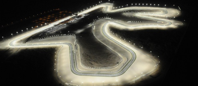 Eclaire "a giorno", le circuit de Losail construit dans le desert accueille surtout des courses de moto, disputees en soiree pour eviter la canicule.