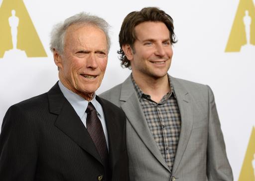 Le réalisateur Clint Eastwood (g) et l'acteur Bradley Cooper, héros de son film "American Sniper", le 2 février 2015 à l'académie des arts et sciences du cinéma, à Beverly Hills, en Californie © Robyn Beck AFP/Archives