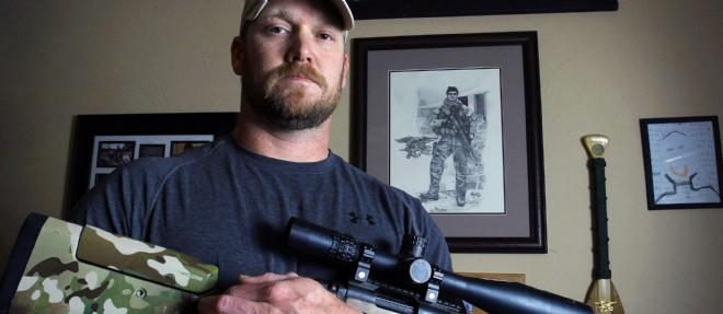 Chris Kyle pose pour son livre "American Sniper".